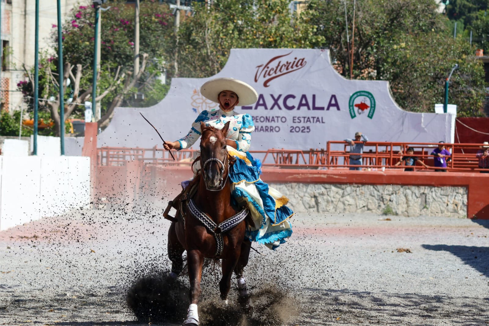 Tradición en la inauguración de la fiesta de escaramuzas en la Feria de Tlaxcala 