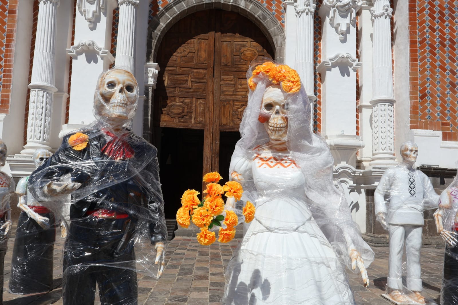 Empiezan a colocar decoración con motivos de Día de Muertos en Tlaxcala