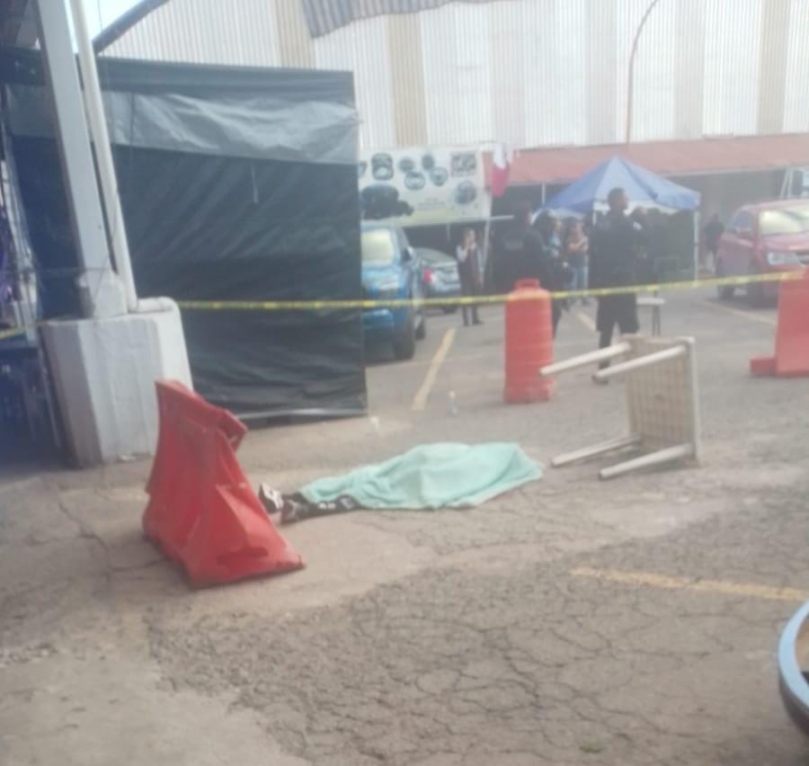 Asesinan a vigilante en estacionamiento de La Fayuca; detienen a dos