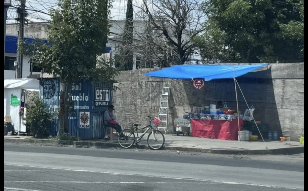 Se adueñan ambulantes de la zona del IMSS San Alejandro previo a su inauguración 