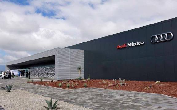 Audi México suspende operaciones en Puebla por bloqueos en autopista 