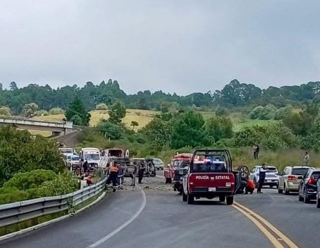 Se registra volcadura de dos unidades tras choque frontal en la Teziutlán-Virreyes 