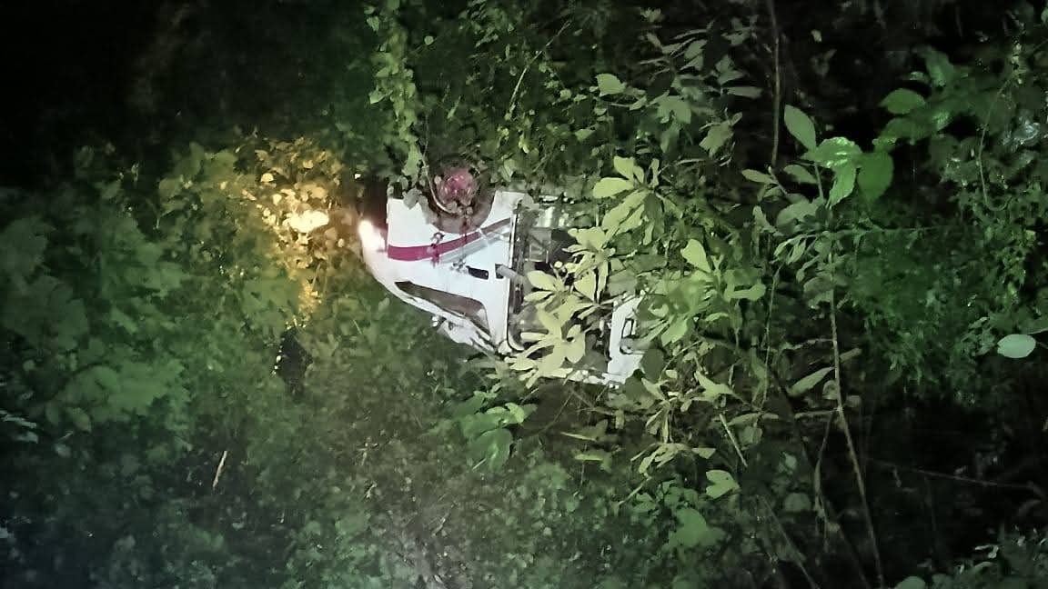 Urvan cae a barranco en Huauchinango hay 13 lesionados