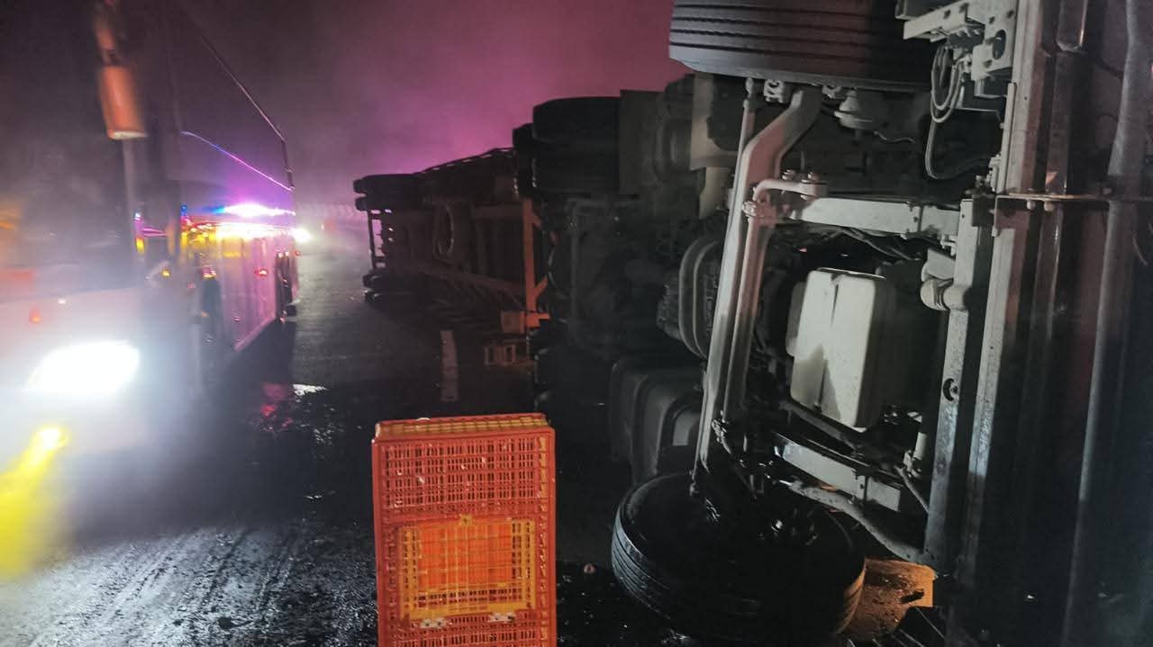 Volcadura de tracto camión con pollos produce cierre de autopista Puebla-Orizaba