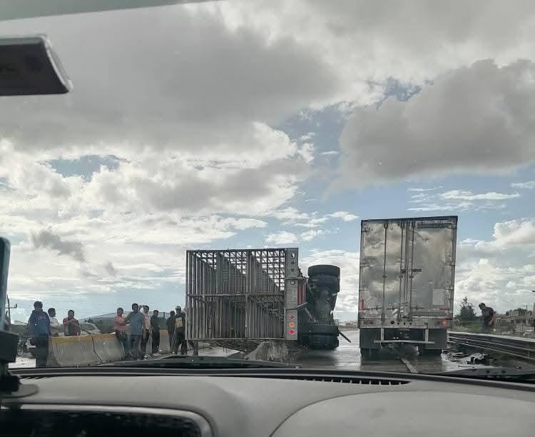 Volcadura de tráiler sobre la Puebla-Orizaba genera el cierre de autopista 