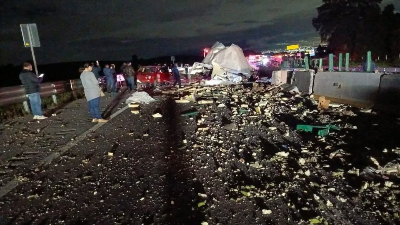 Accidente sobre autopista México-Puebla mantiene cierre de vialidad 