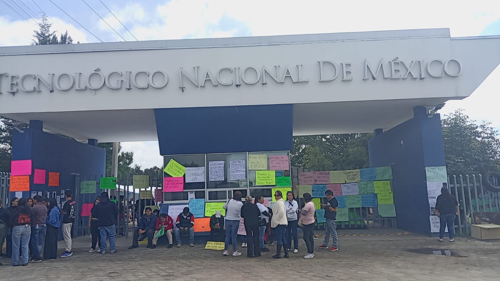 Tras tres semanas de paro, alumnos del TEC de Texmelucan, anuncian una reunión con autoridades.