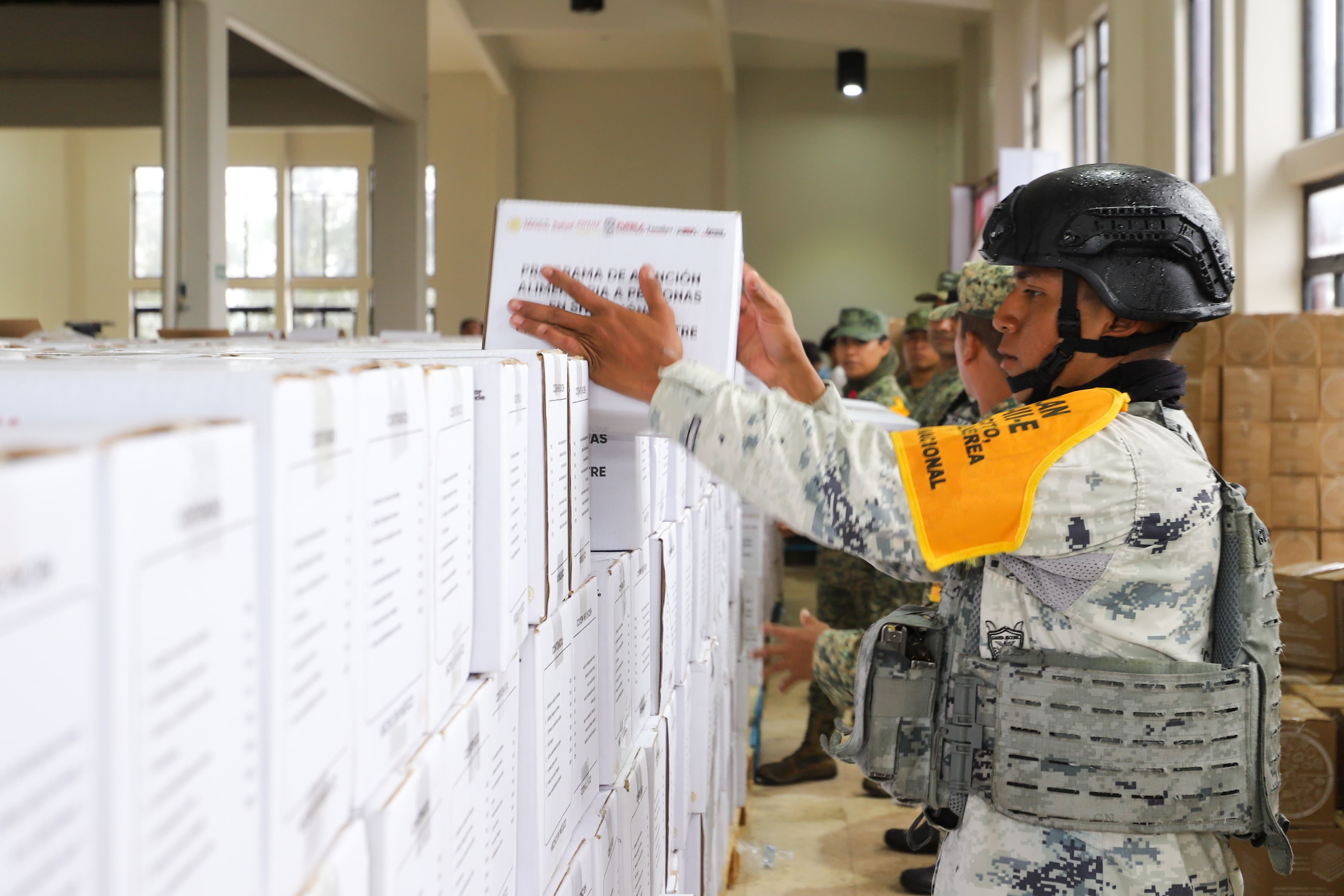 Llegan despensas, ropa y maquinaria para atender a la Sierra Norte tras afectaciones por lluvias
