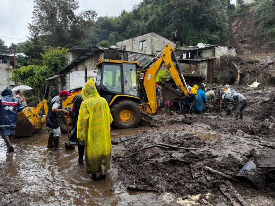Módulos de maquinaria rehabilitan carreteras y caminos en la Sierra Norte