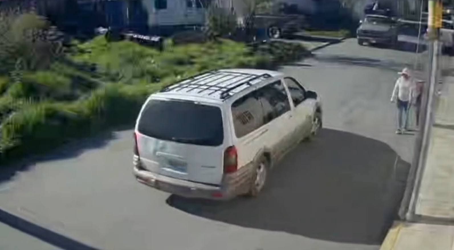 Pobladores golpean a conductor que atropello a dos mujeres en Acajete