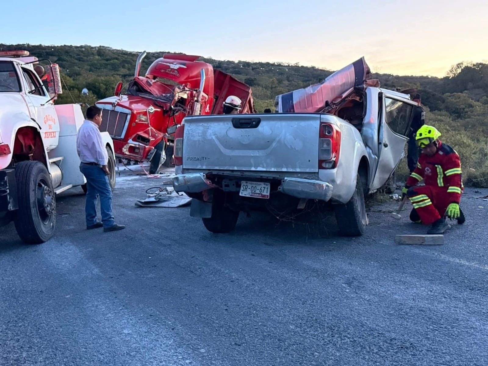 Choca vehículo del ayuntamiento de Ixcaquixtla y tráiler; hay 3 muertos