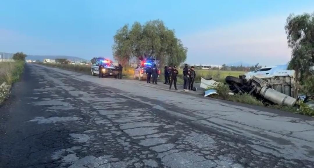 Vuelca tráiler sobre carretera Tecamachalco-Cañada en el Salado