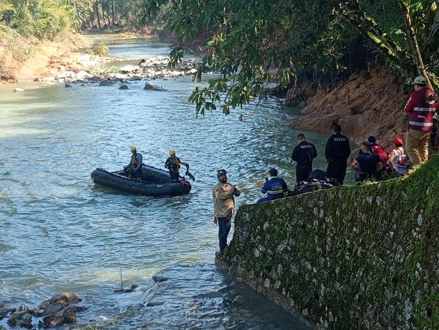 Localizan vehículo en desagüe de Huauchinango: buscan cuerpos atrapados tras fuerte lluvia