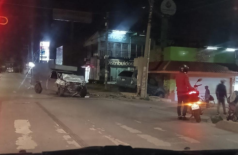 Se registra fuerte choque en la 11 sur y 95 poniente; hay dos heridos