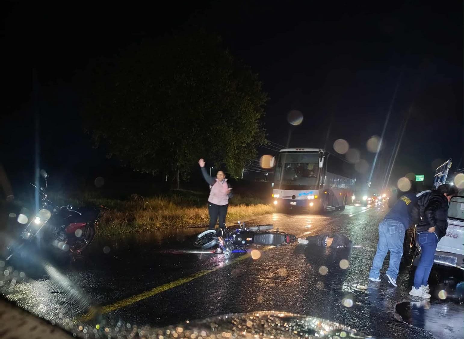 Muere motociclista tras derrapar sobre carretera en San José Chiapa 