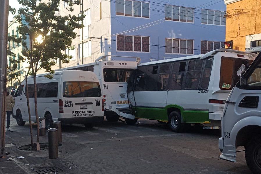 Chocan dos unidades del transporte público en el centro histórico; hay al menos 9 heridos 