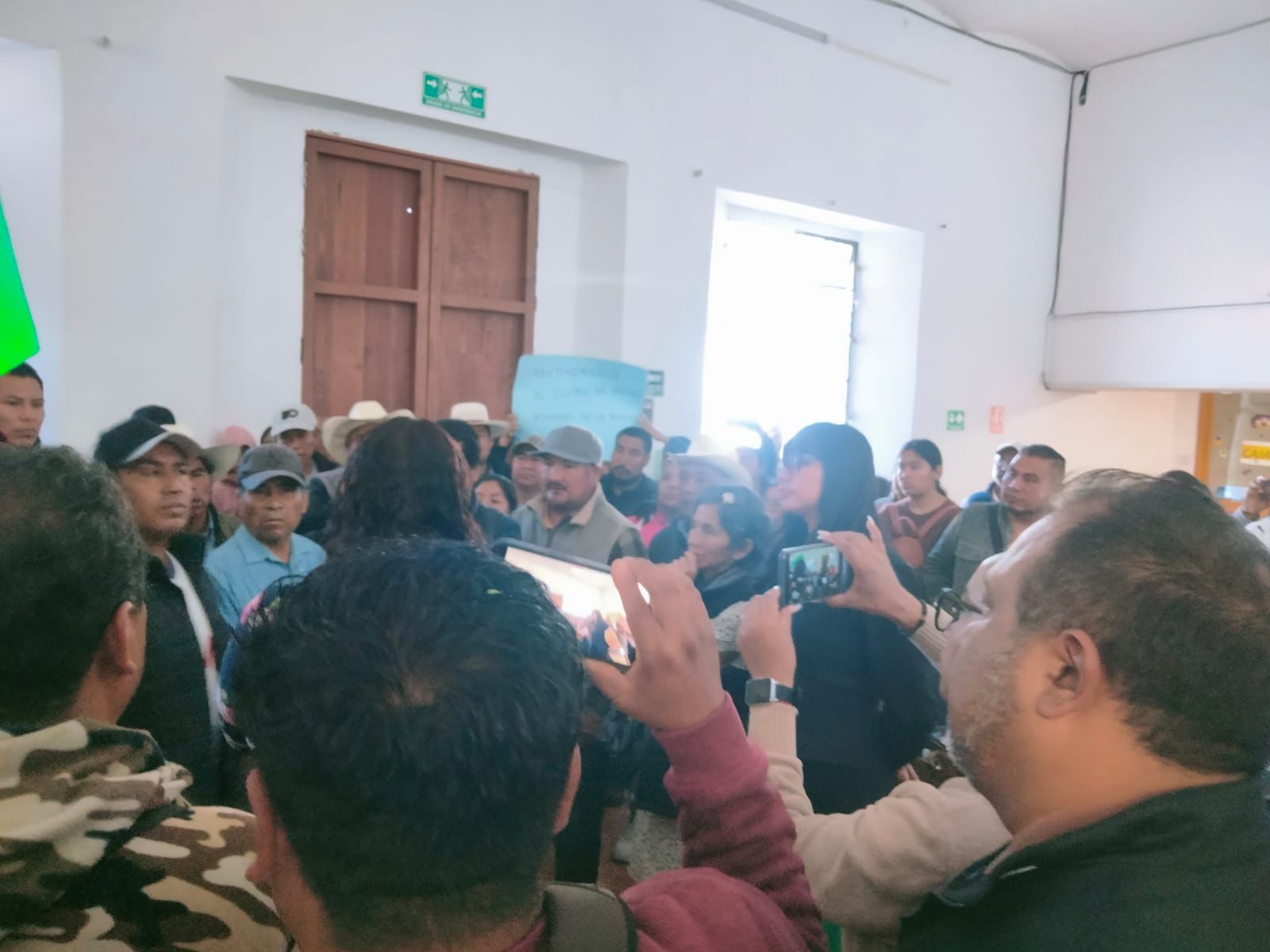 Pobladores de San Mateo Ozolco en Calpan toman presidencia municipal 