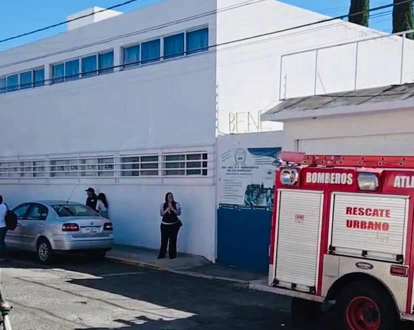 Cae techo de lámina en secundaria de Atlixco y deja estudiantes lesionados 