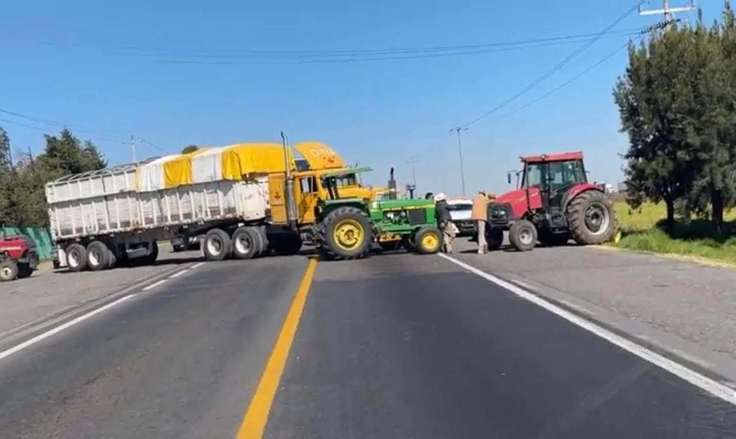 Campesinos de Tlaxcala mantienen bloqueos carreteros en demanda de mejores precios del maíz