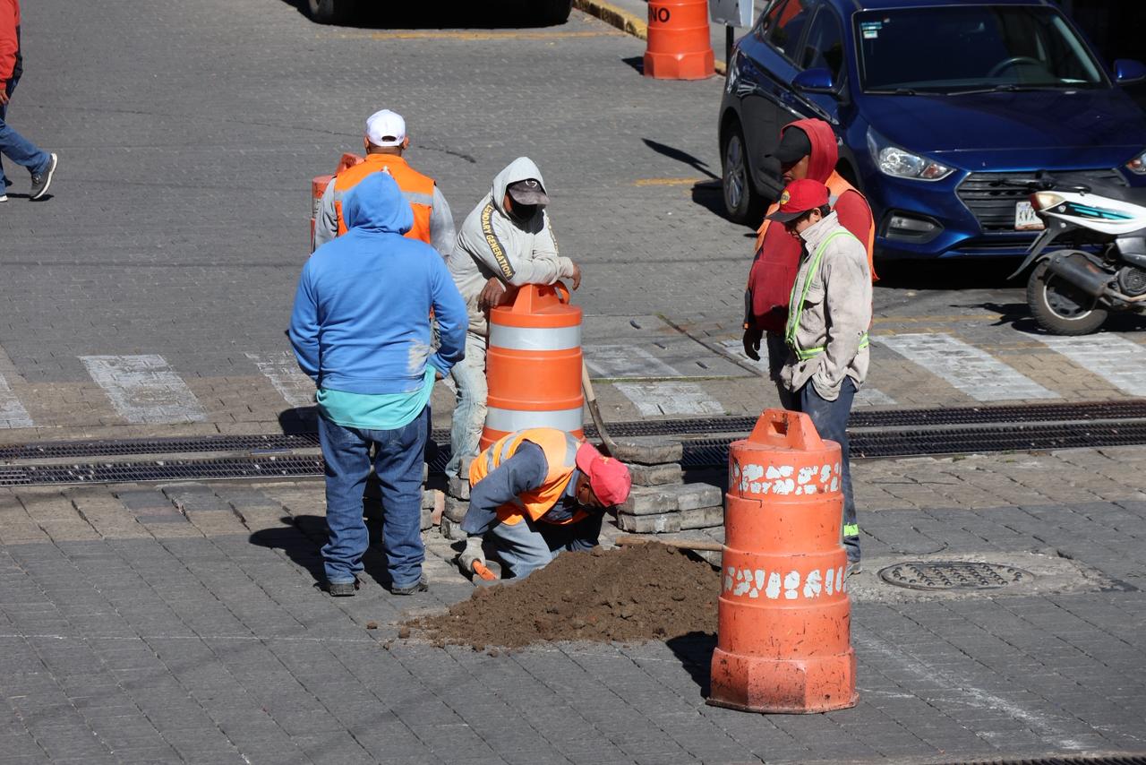 Reparan hundimiento en la calle José Ma. Morelos, en el centro de Tlaxcala