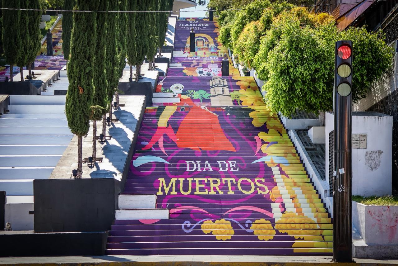 Escalinata de Tlaxcala se visten de morado por el Día de Muertos