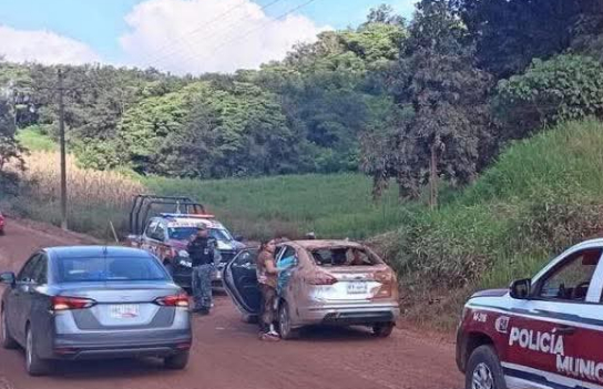 Volcadura en carretera Interserrana deja cinco personas lesionadas