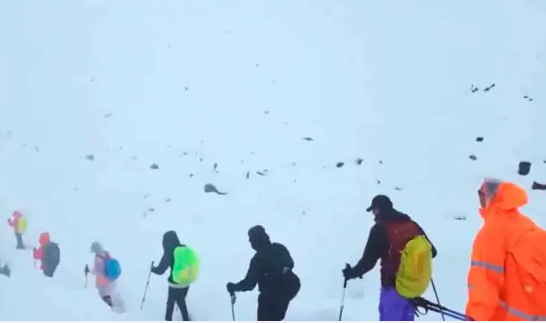 Por tormenta se quedan atrapadas cientos de personas a 4 mil metros de altura en el Everest