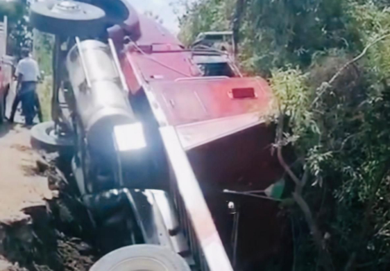 Camión cargado con toneladas de piedra vuelca en Atlixco