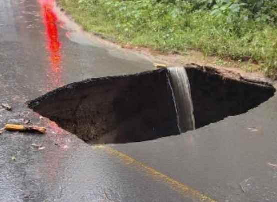 Caídas de árboles, socavones y derrumbes saldo de lluvias en sierras norte y nororiental