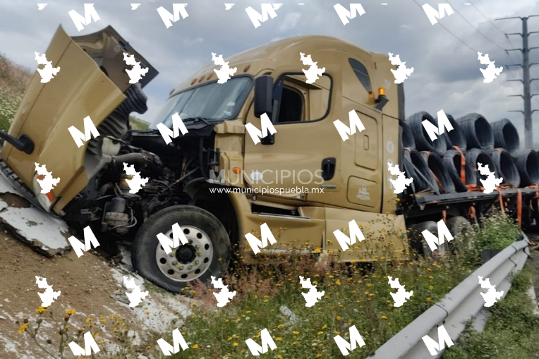 Tráiler sale de la autopista y genera tráfico cerca del acceso al aeropuerto