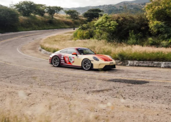 Gael García Bernal debuta en Carrera Panamericana acompañado por la piloto poblana Majo Rodríguez