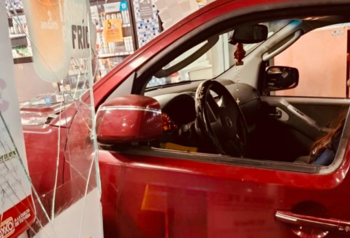 Camioneta impacta contra tienda Oxxo en Atlixco