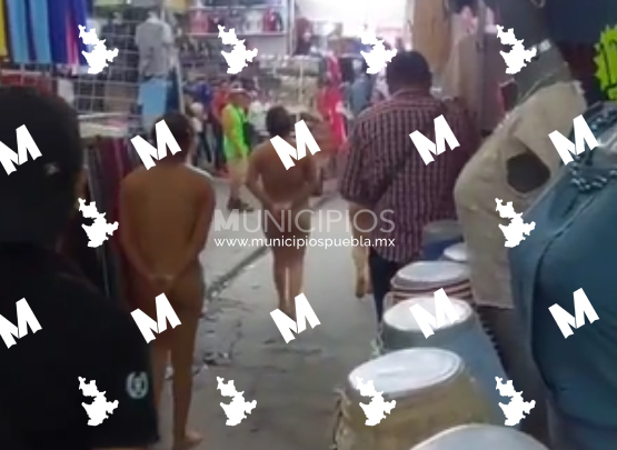 Tres mujeres acusadas de farderas fueron exhibidas desnudas en el tianguis de Texmelucan