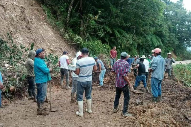 Con dinamita, reabren camino a Oztopulco tras derrumbe en Zoquitlán   