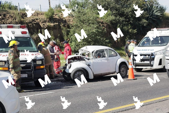 Fallece un hombre al impactar su vehículo contra tráiler en el libramiento Apizaco-Huamantla.