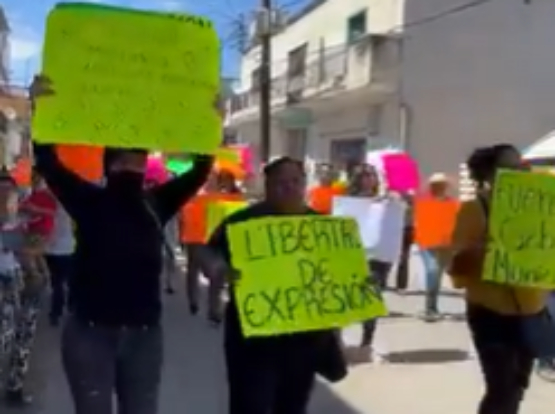 Ciudadanos se manifiestan durante Informe de Guadalupe Bárcenas en Acatlán 