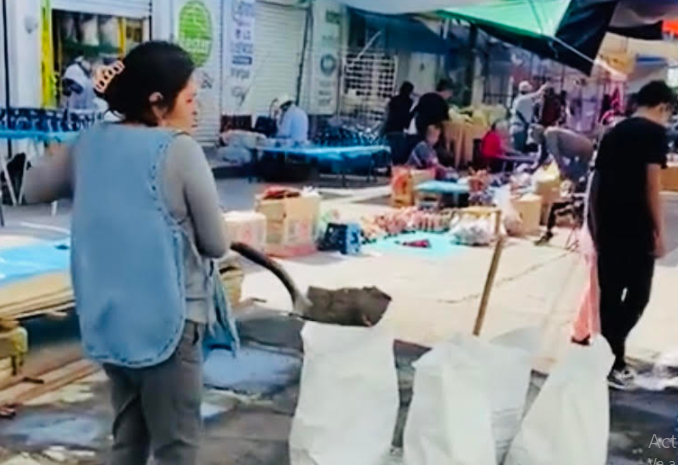 Tierra de la caída de barda del panteón local es arrastrada a parte del tianguis de Atlixco