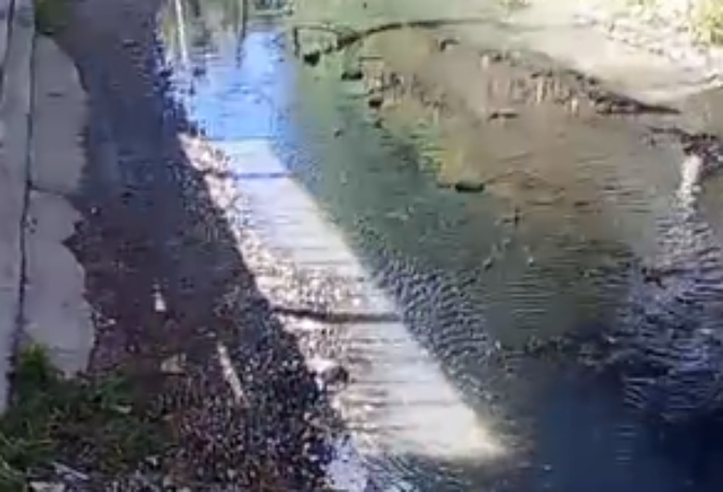 Fuga de aguas de drenaje genera problemas de contaminación en Texmelucan