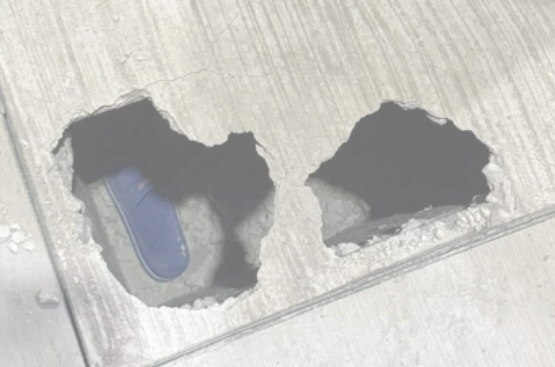 En Acatlán mujer se cae al pisar una alcantarilla hecha de mala calidad