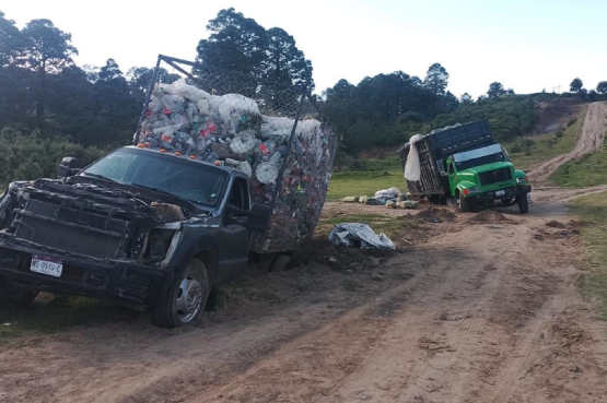 Abandonan vehículos ligados al robo de combustible en Nanacamilpa