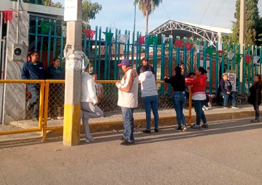 Padres de familia cierran primaria en Tepeojuma para evitar que maestro acosador regrese