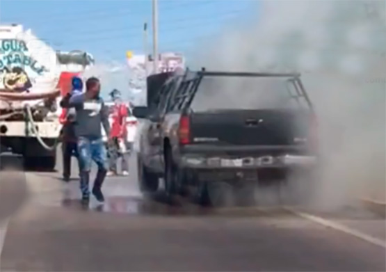 Camioneta se incendia sobre el Periférico Ecológico; piden apoyo de autoridades