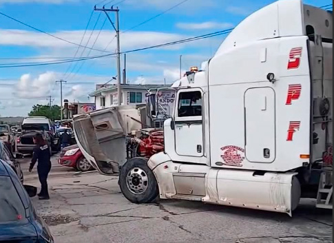 Fuerte accidente deja daños materiales en carretera Tepeaca-Tecali 