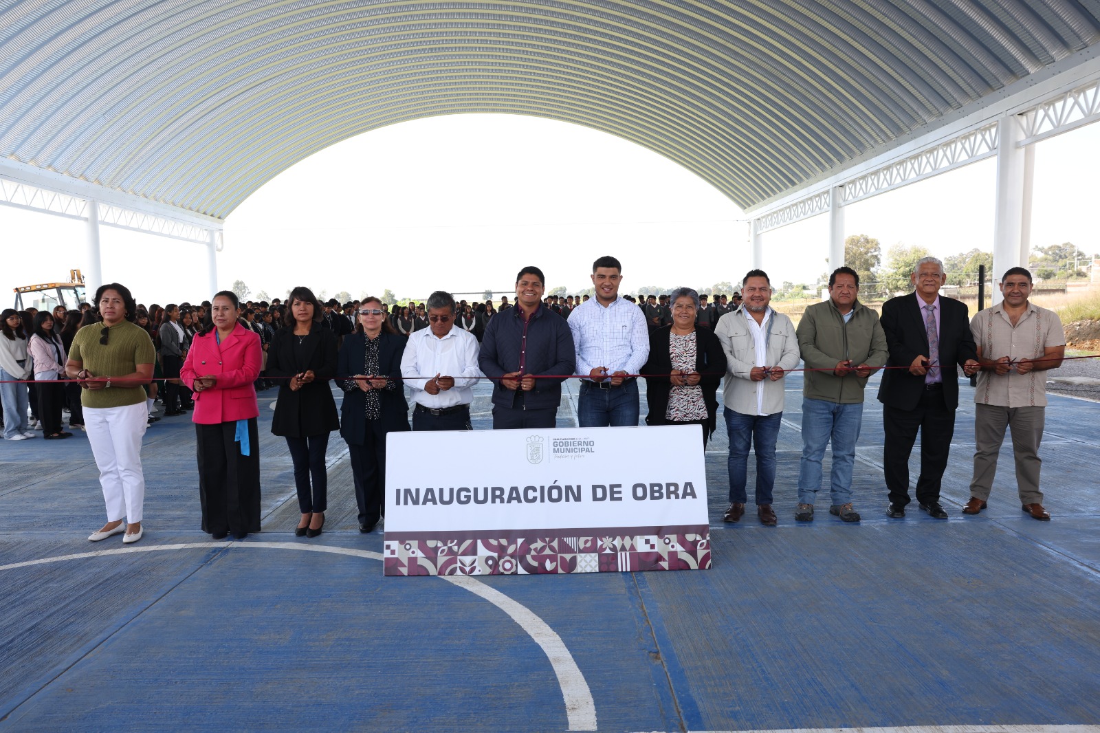 Entrega Omar Muñoz arco techo en Bachillerato General 5 de Mayo