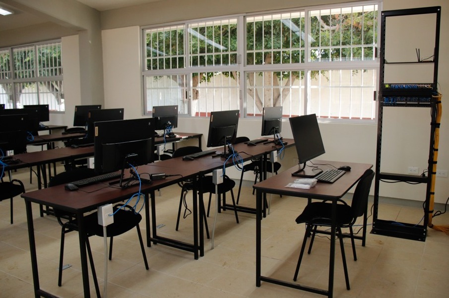 Saquean primaria en Tepatlaxco, se llevaron el equipo de cómputo