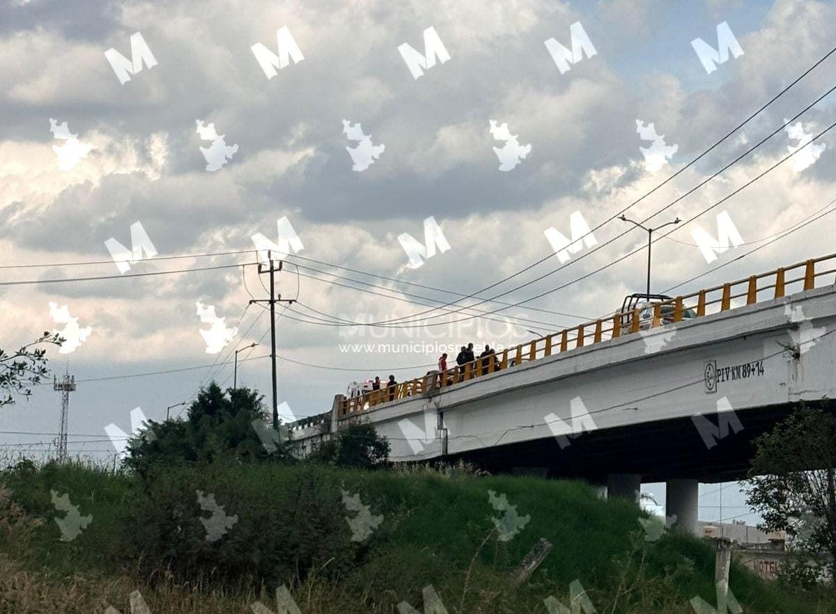 Rescatan a una persona que intentó lanzarse de un puente en Texmelucan