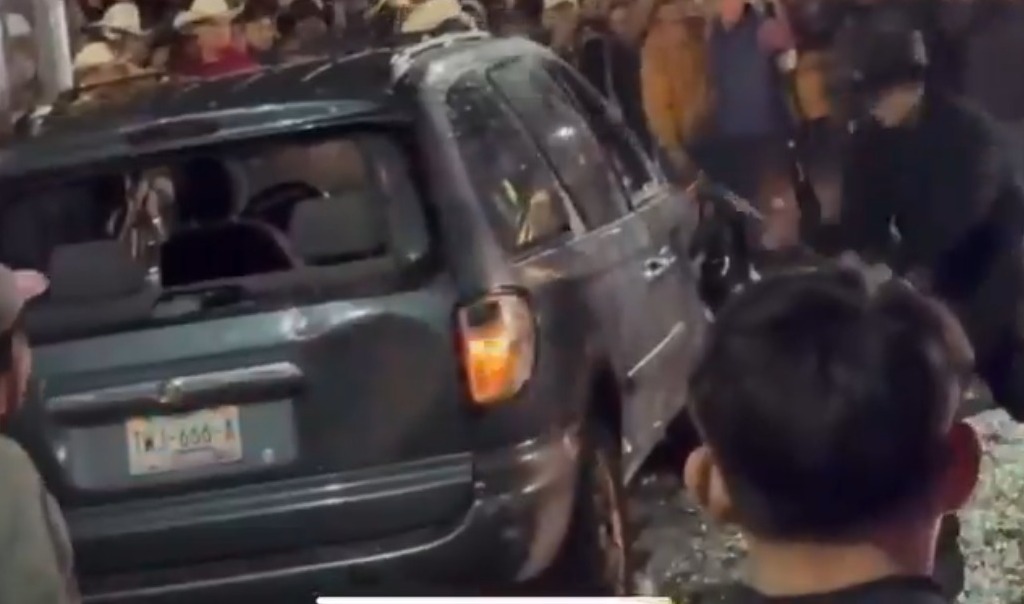 Tras cancelar la presentación de Fidel Rueda en Totimehuacan, habitantes enfurecen y destrozan un vehículo