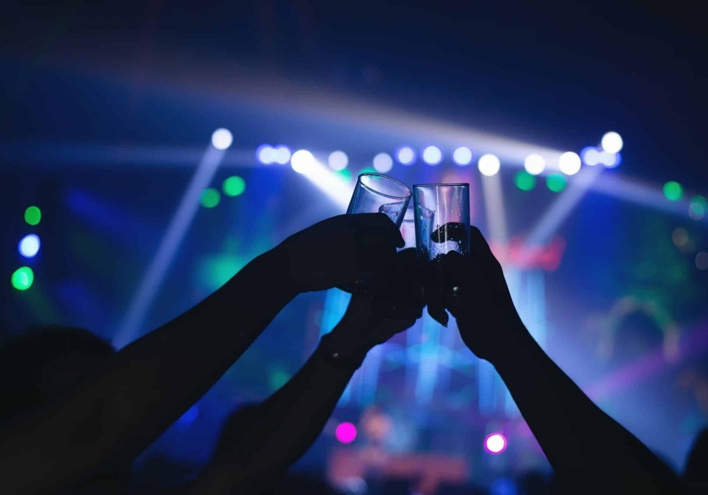 Se van de fiesta, los duermen y les roban sus pertenencias 