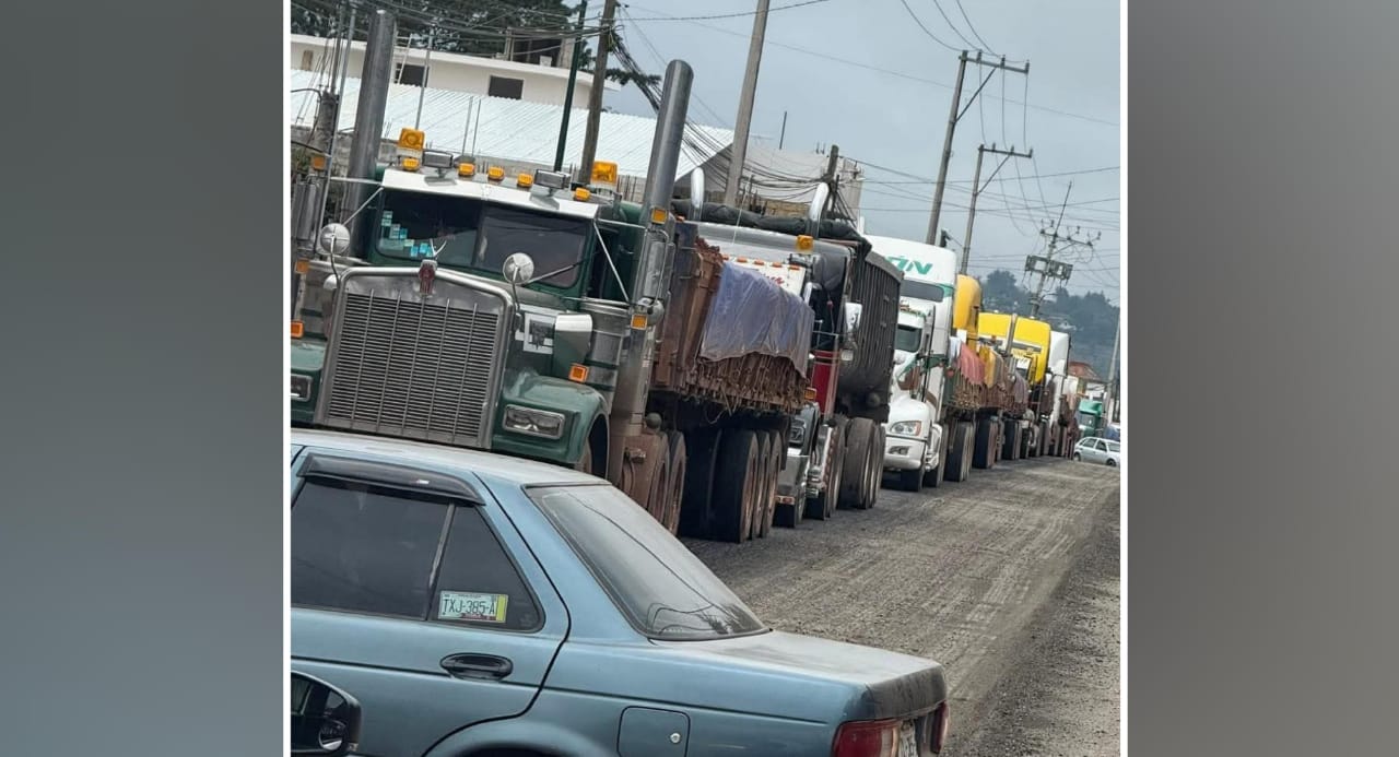 Bloquean vecinos de Zacatlán carretera interserrana por no atender demanda de topes