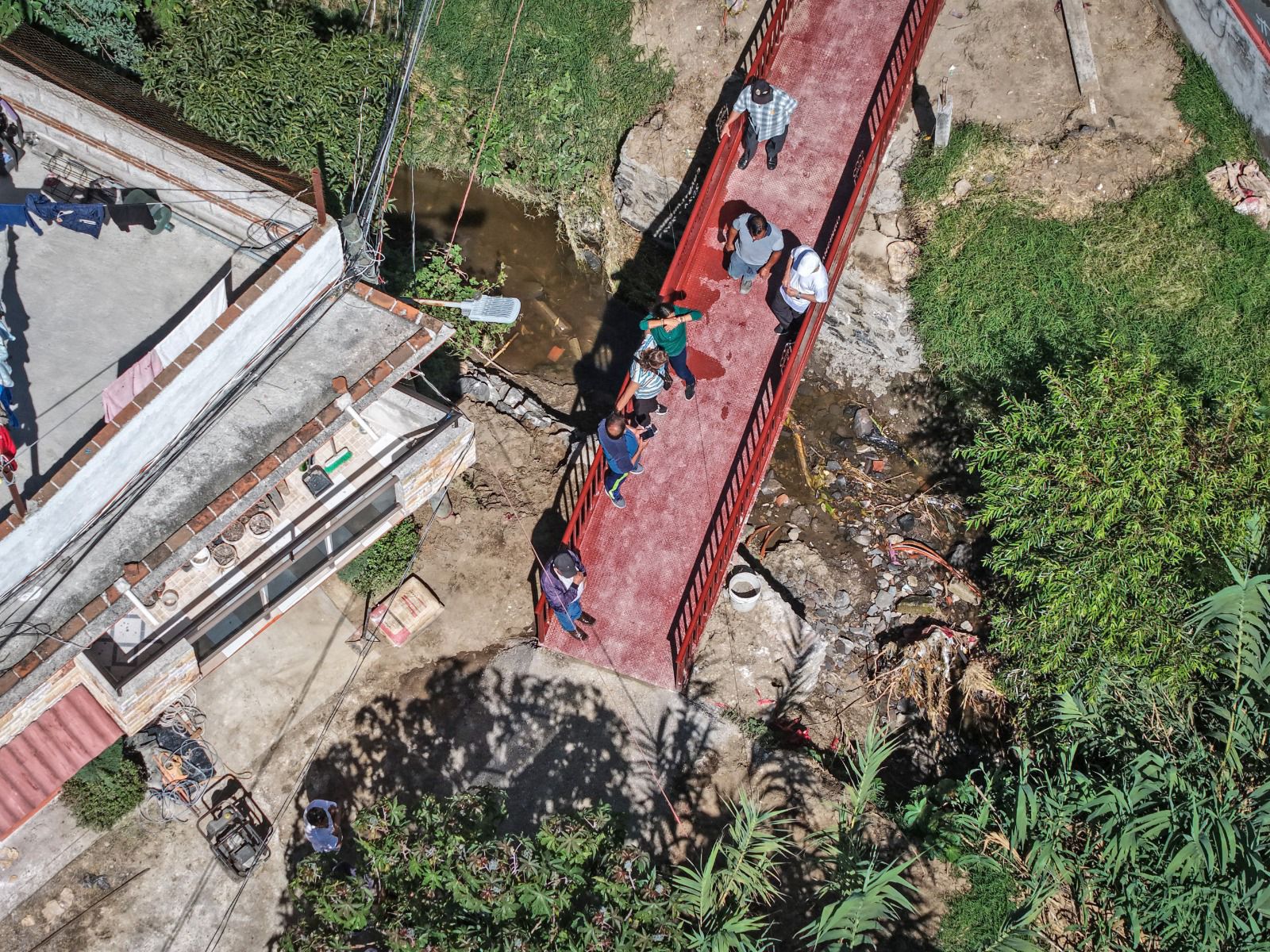 Omar Muñoz entrega puente peatonal en Sanctorum para mejorar la seguridad vecinal